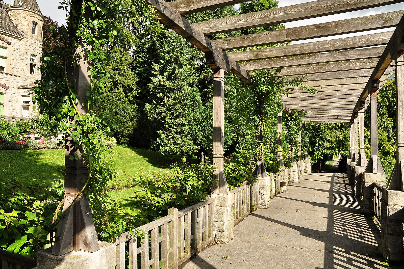 Pergola im Park